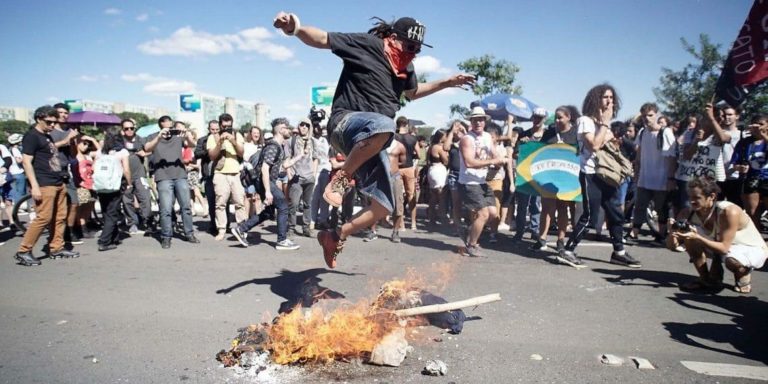 ‘Mortadelas’ voltam a Brasília neste domingo, em dezenas de ônibus alugados ‘Mortadelas’ voltam a Brasília neste domingo, em dezenas de ônibus alugados
