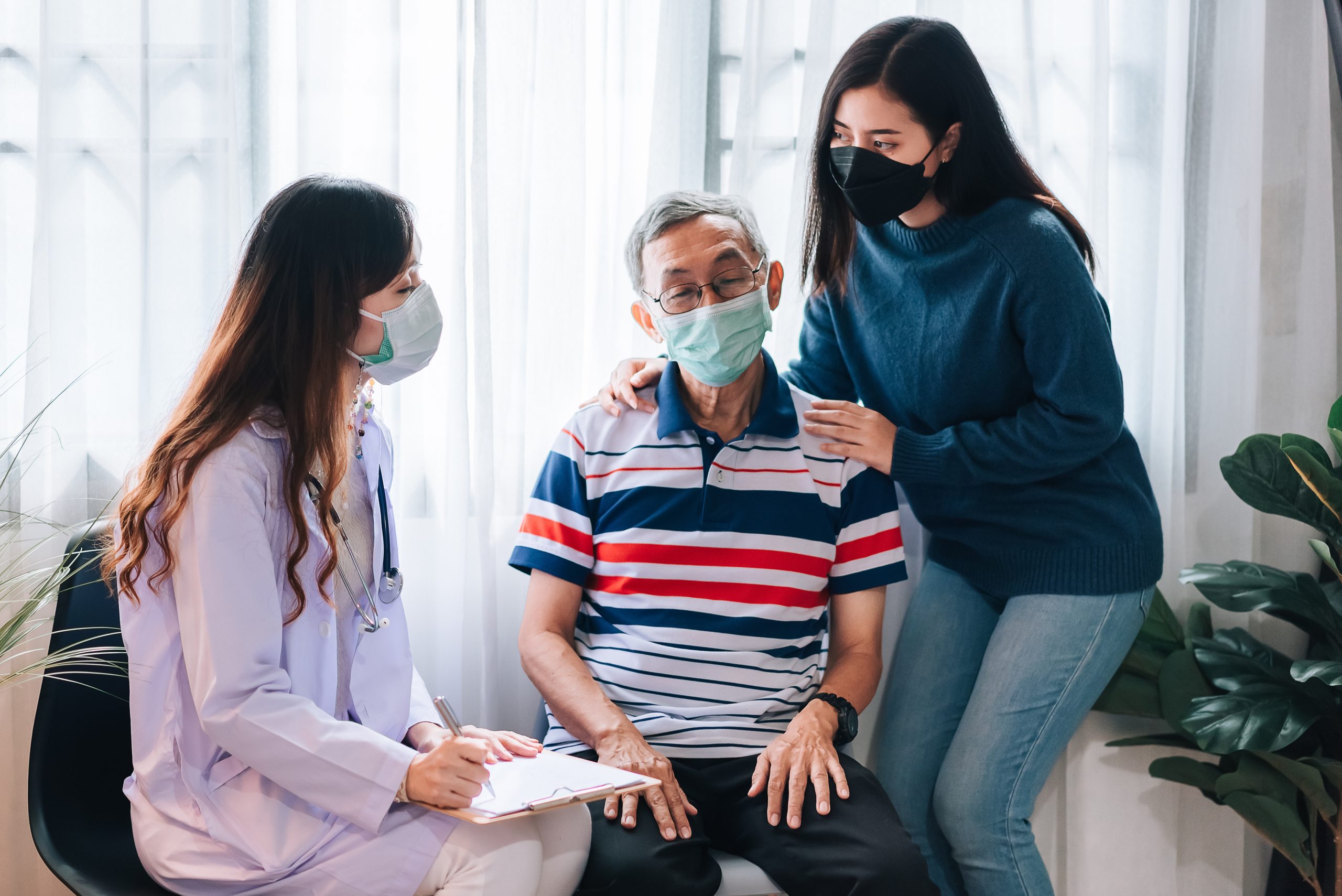 medico-asiatico-visita-e-examina-um-homem-senior-em-casa-o-medico-verificando-e-consultando-servicos-hospitalares-de-saude-de-aposentadoria-e-usando-uma-mascara-para-proteger-covid19