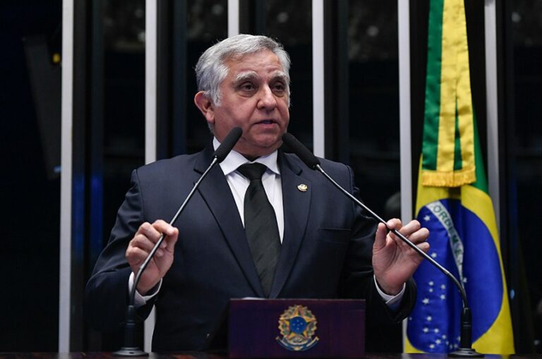 Líder da oposição no Congresso, Izalci Lucas convoca irmão de Lula para depor na CPMI do INSS